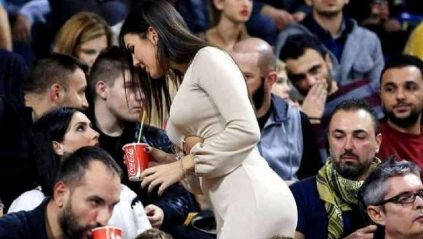 H μελαχρινή Θεά της κερκίδας στο Άρης - Ολυμπιακός (pics)