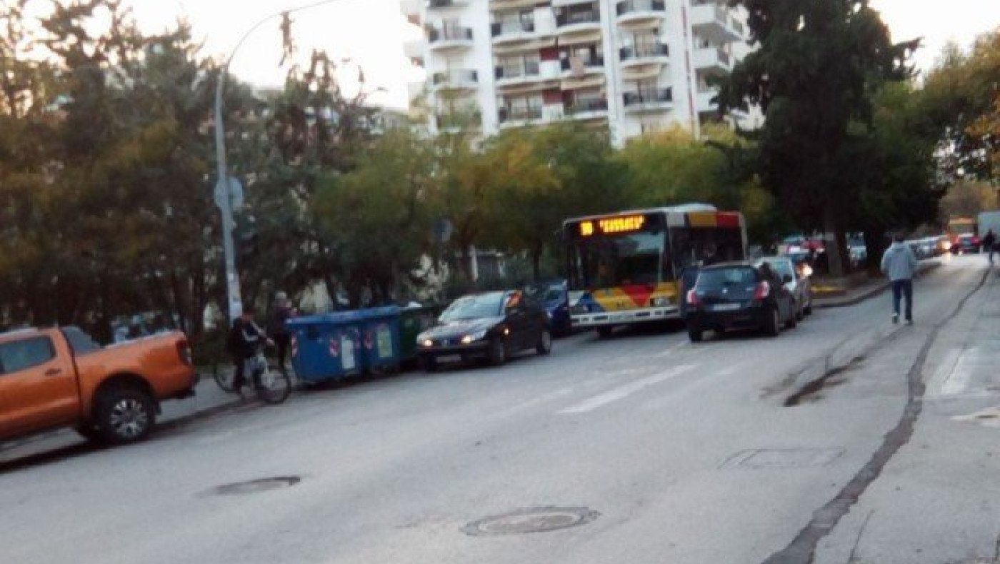 Οδηγός πάρκαρε παράνομα στην Τούμπα & η ουρά έφτασε Τριανδρία (ΒΙΝΤΕΟ)