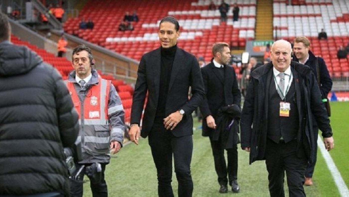 Στο «Ανφιλντ» για να δει τη νέα του ομάδα ο Φαν Ντάικ