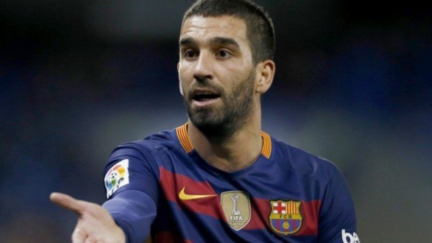 Παίζει...του Αρντά για                        Μίλαν