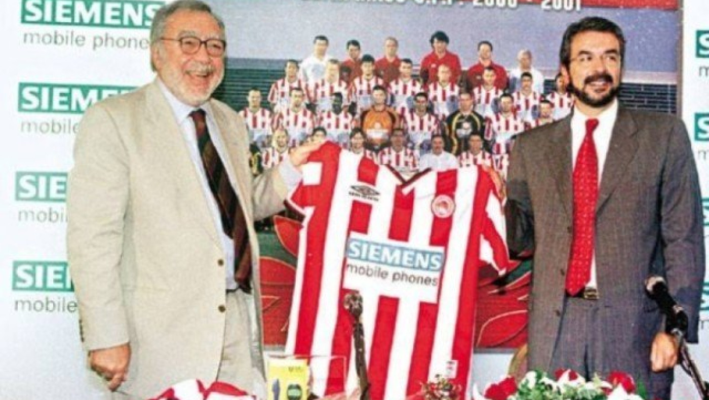 Θρονιασμένος στην καρέκλα του «Κοσκωτά» προκαλεί με περίσσιο θράσος