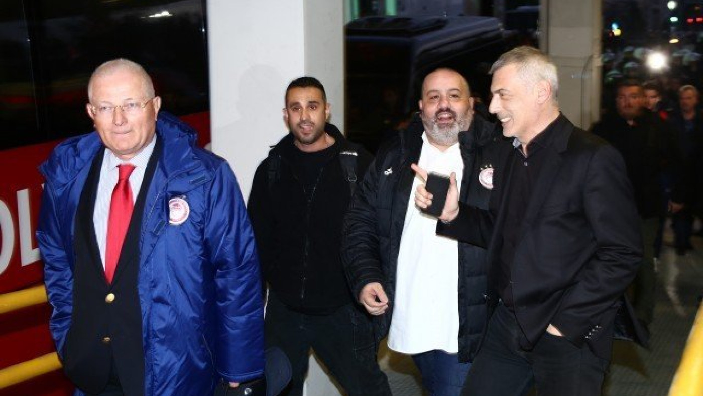 Ένταση με Καραπαπά και Ταχτσίδη στην άφιξη! (ΒΙΝΤΕΟ)