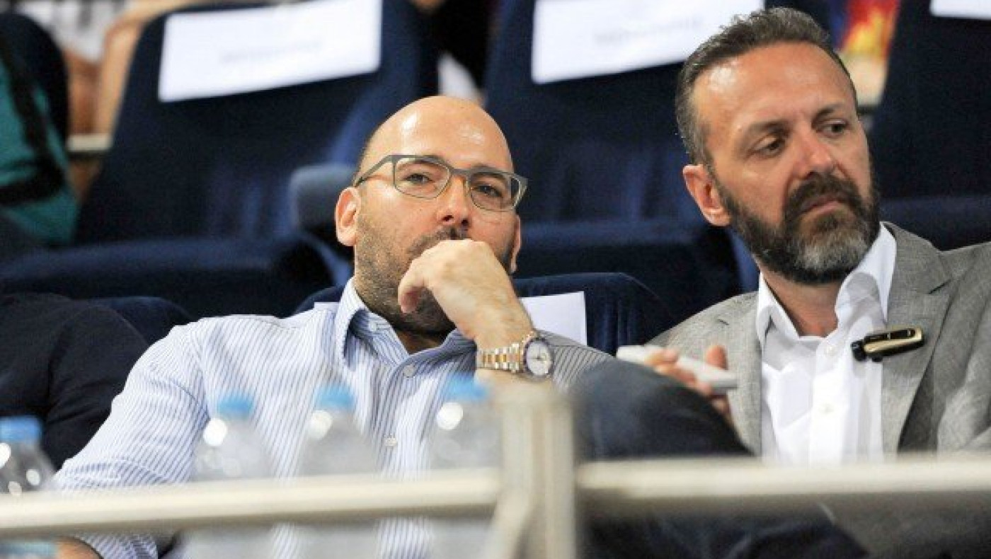 Ο Λάσκαρης          τον      οδηγεί στην  καταστροφή