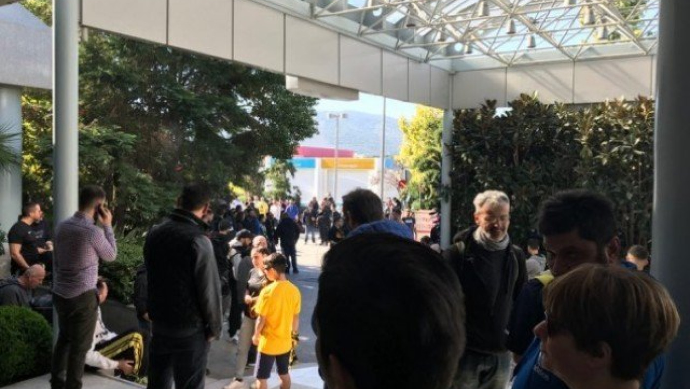 Αποθέωση της ΑΕΚ από οπαδούς στο ξενοδοχείο (videos)