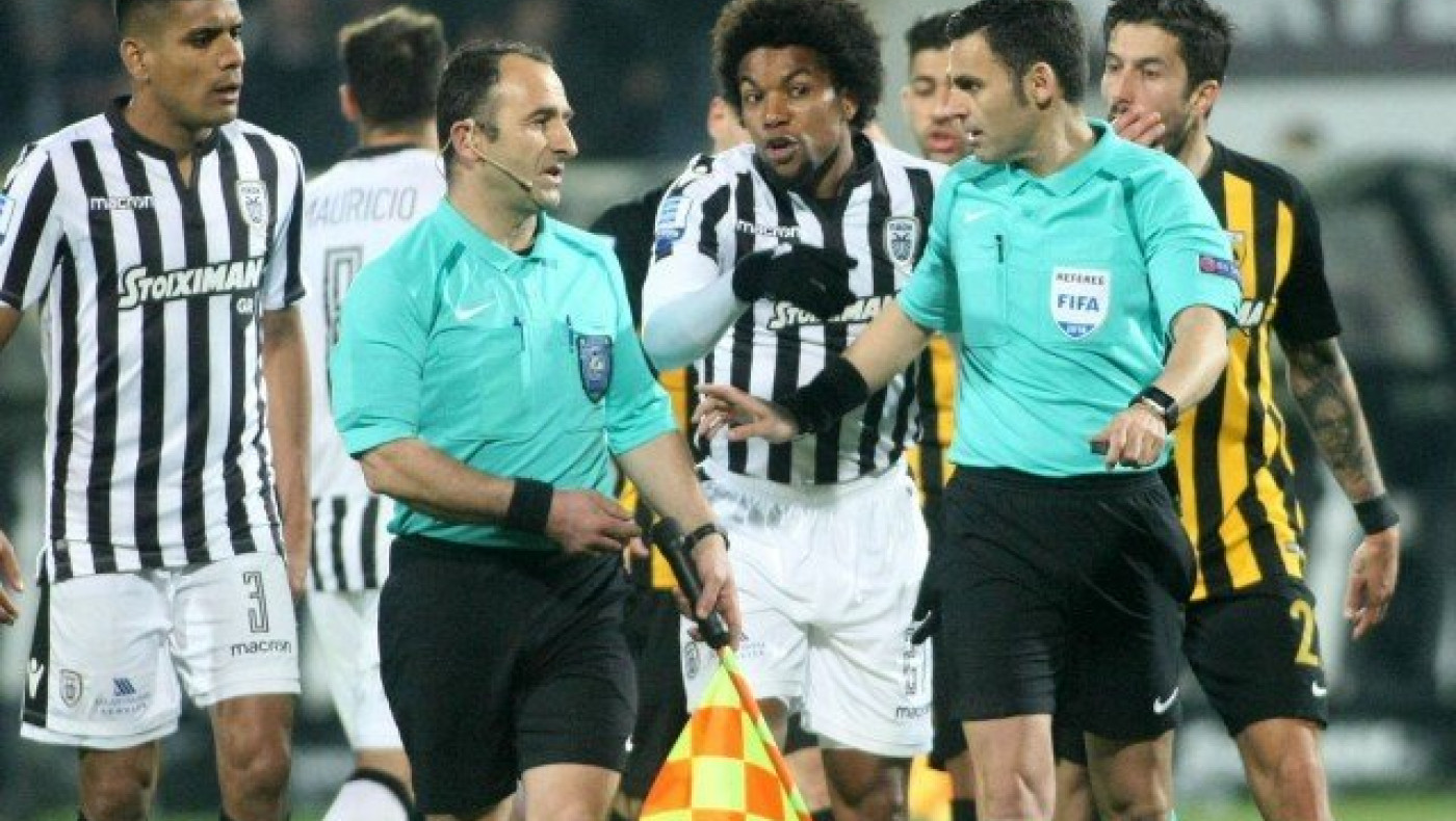 Της κακομοίρας: Ποιος τους     μίλησε στο ακουστικό;