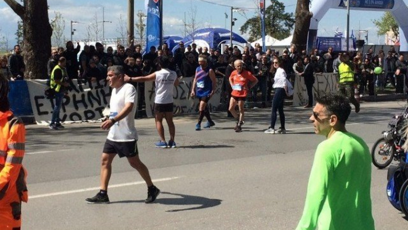 Ένταση με δρομέα φίλο της ΑΕΚ στον Μαραθώνιο (video)