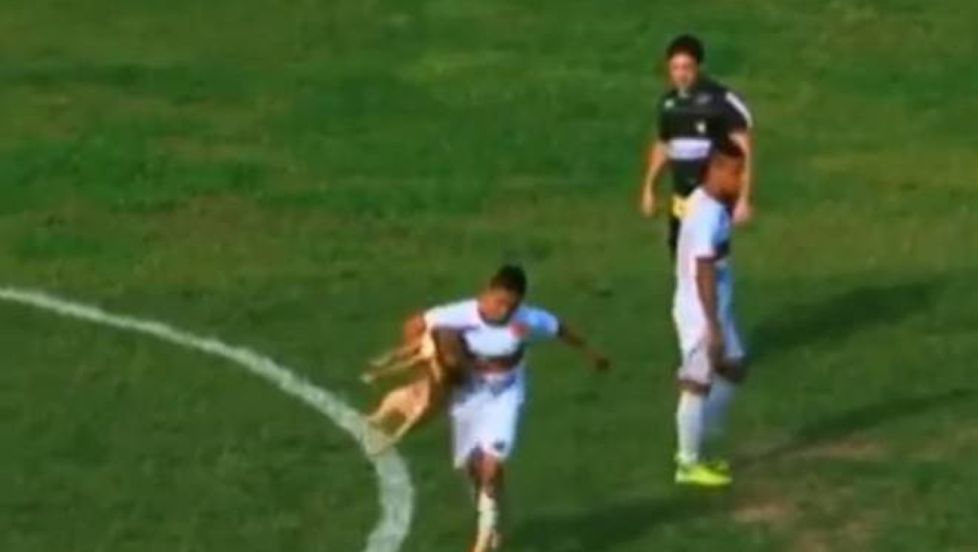 O σκύλος τον δάγκωσε, εκείνος σκόραρε! (video)