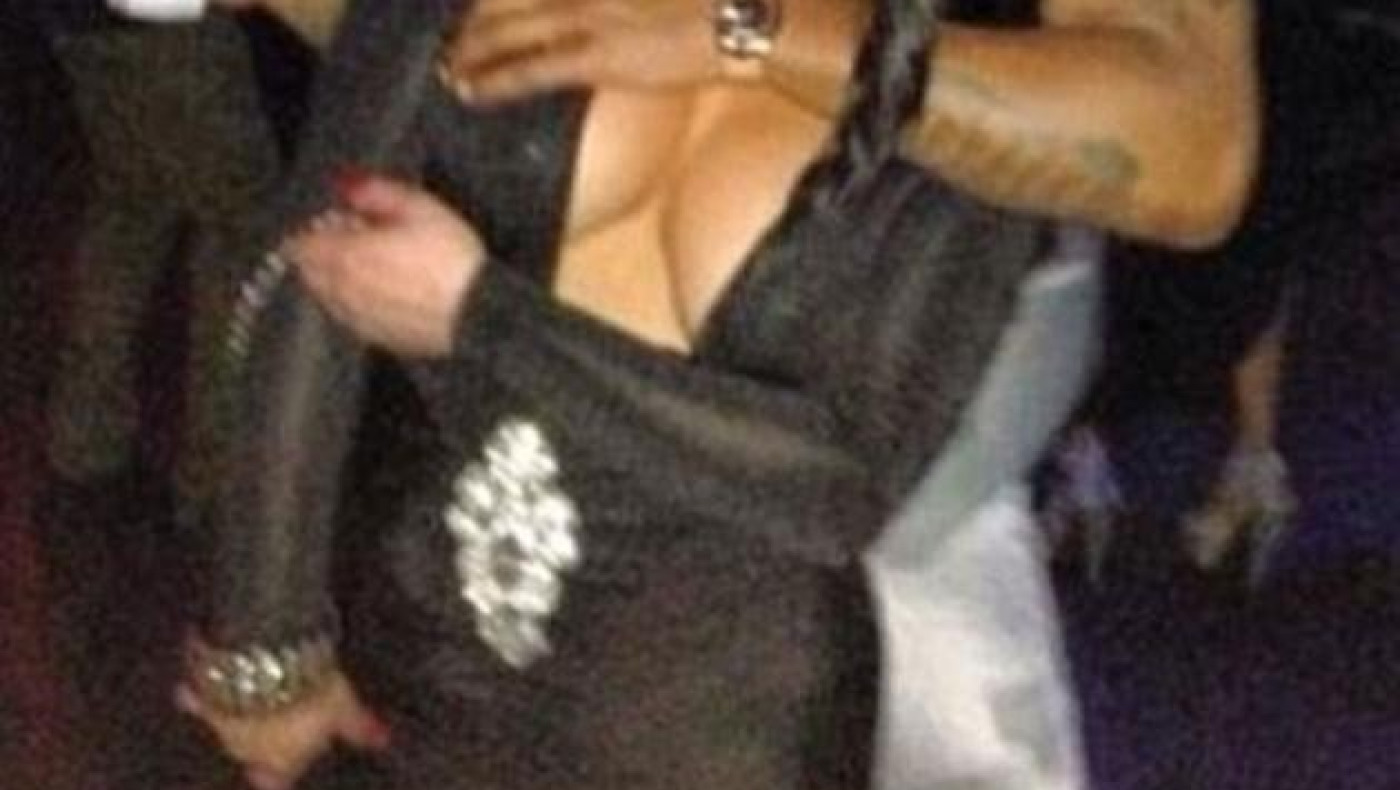 Χαμός με τον άσο που χουφτώνει την γκόμενα! (PHOTOS)