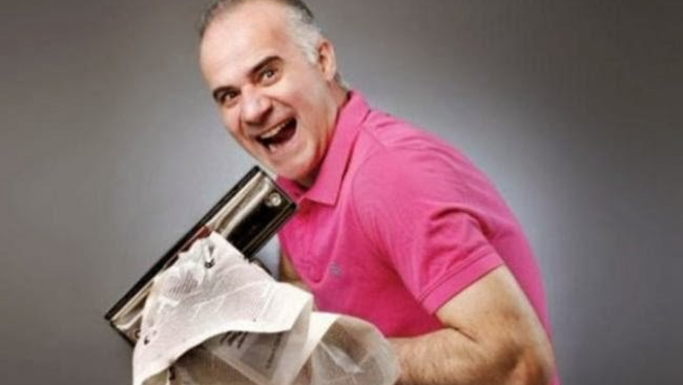 Ο Μητσικώστας σατιρίζει τον Άδωνι (video)