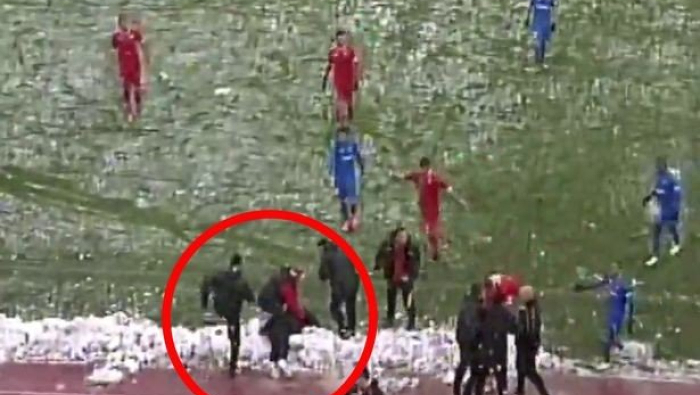 Σωριάστηκε από χιονόμπαλα! (video)