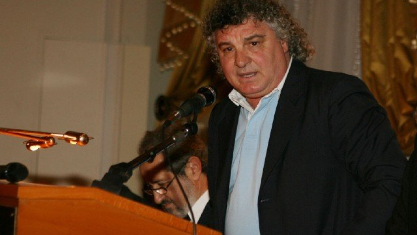 Ο Βασίλης Χατζηπαναγής      αποχαιρετά τον Χάρρυ Κλυνν