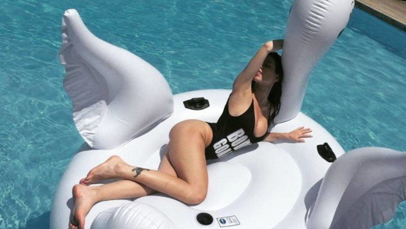 Ελληνίδα εστεμμένη προκαλεί     εμφράγματα! (photos)