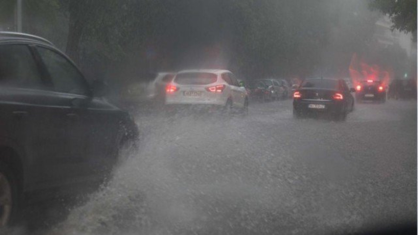 Ο τρελός περιπτεράς που περιμένει τσουνάμι στην παραλία! (ΒΙΝΤΕΟ)