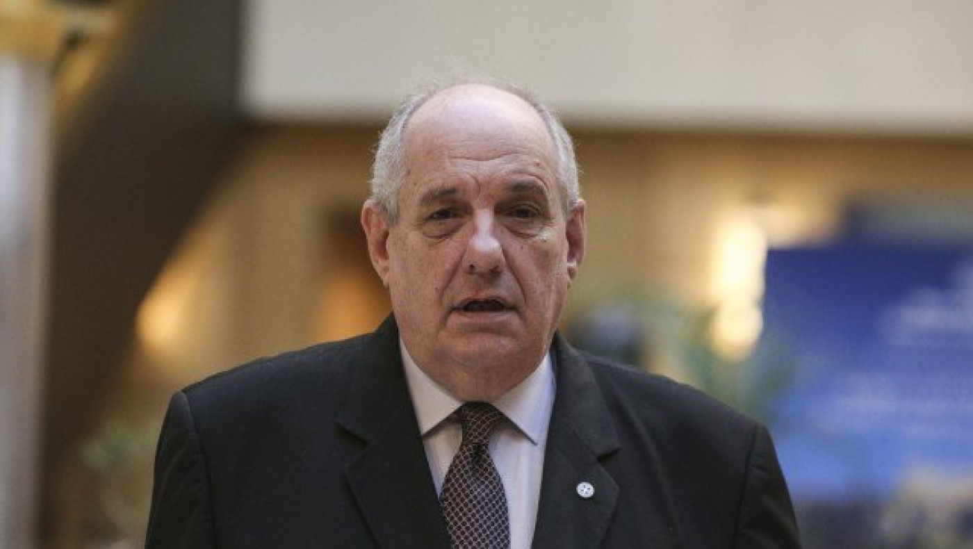 Τέρενς Κουίκ: «Αυτή η κυβέρνηση                           δεν πέφτει!»