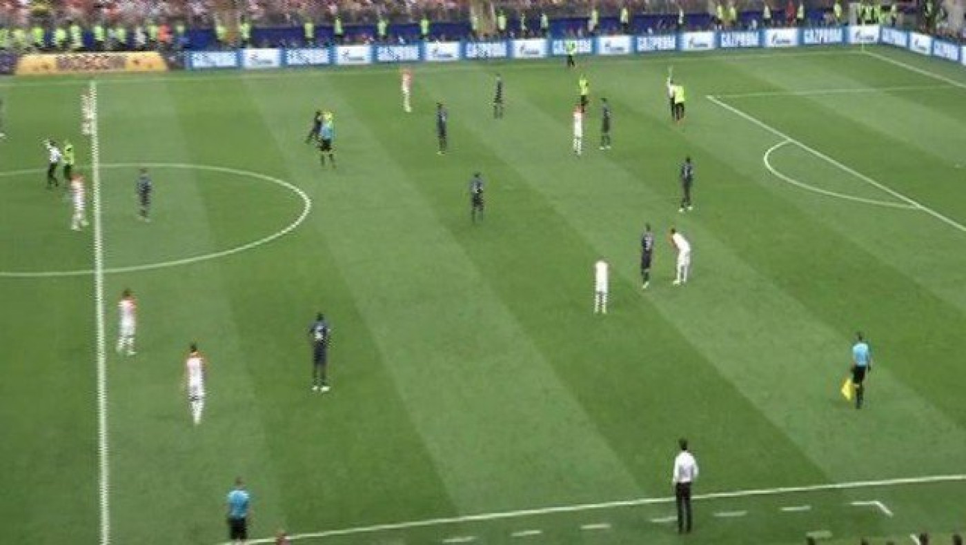 Εισβολή τεσσάρων οπαδών στον τελικό του Μουντιάλ (vid)