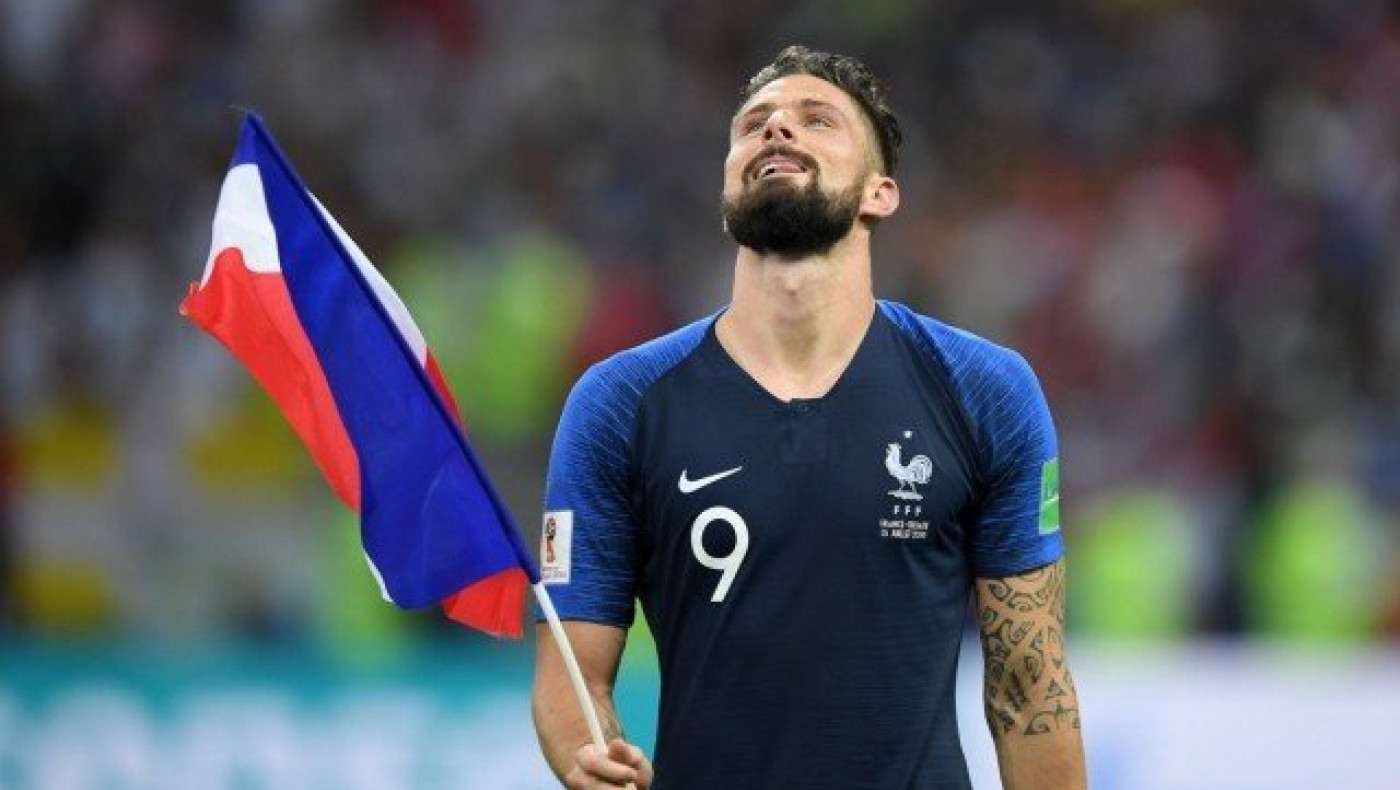 Συμπαίκτης με         Ζιρού (;) ο Κώστας Μήτρογλου