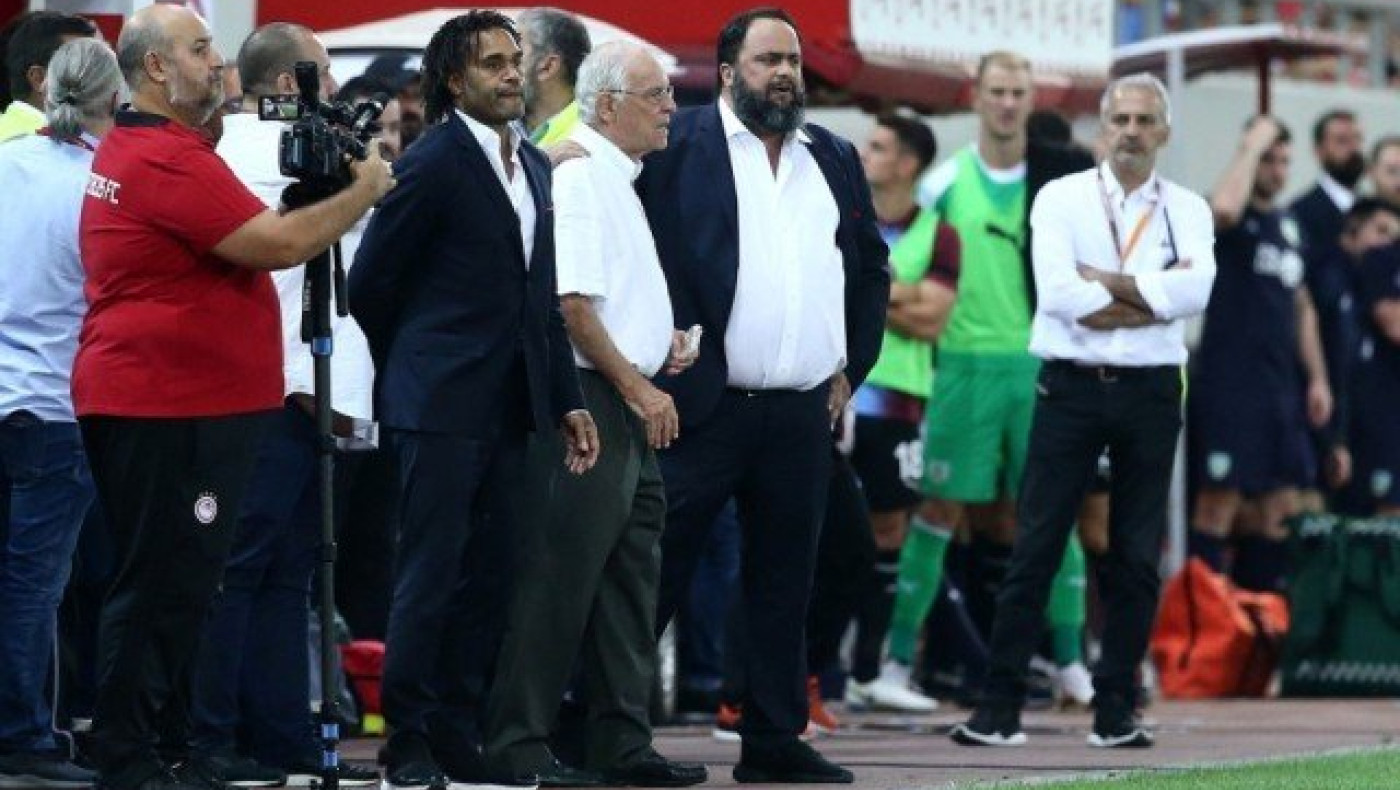 Ο Μαρινάκης κατέβηκε να διαμαρτυρηθεί στους διαιτητές!