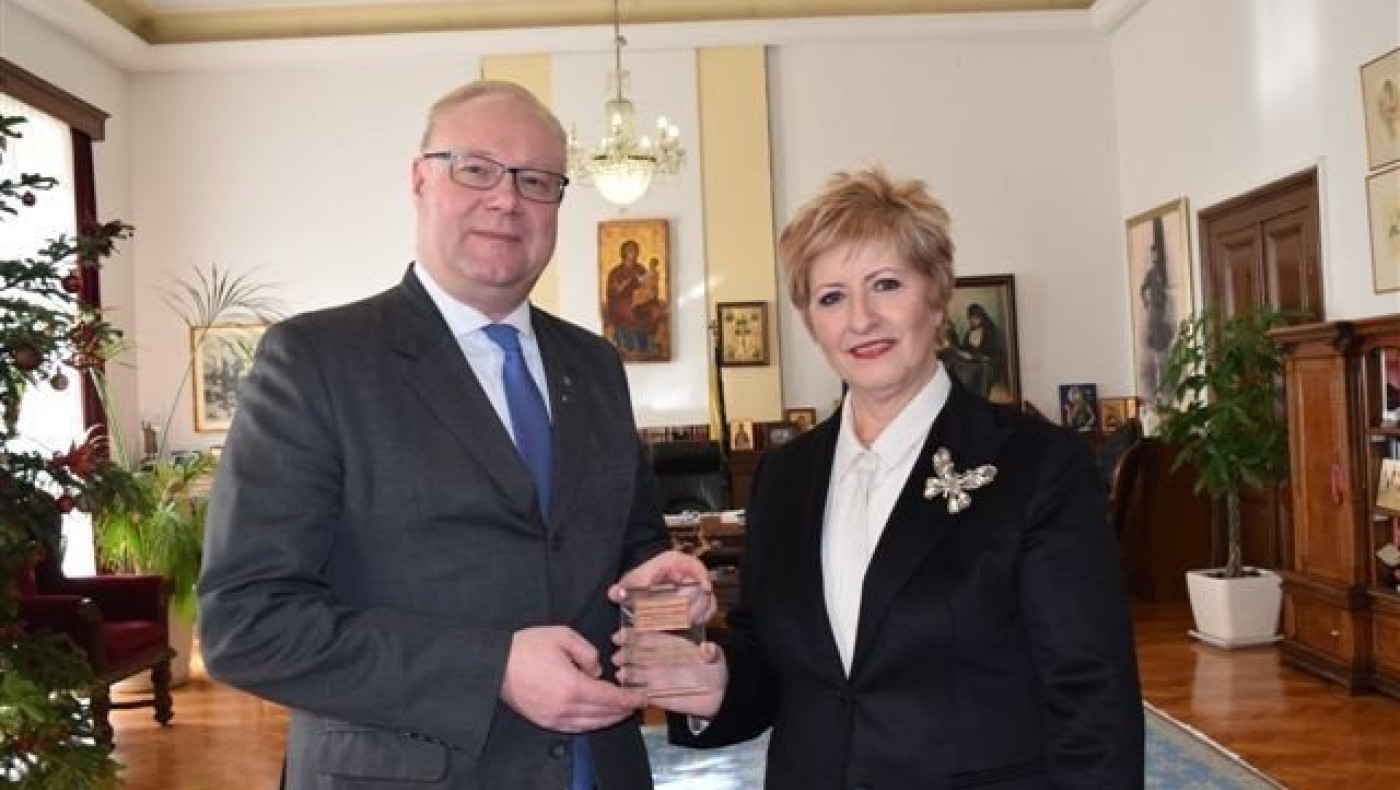 Ετοιμάζεται      μεγάλη      τράμπα    Μαρσέλο   -    Άλεξ Σάντρο