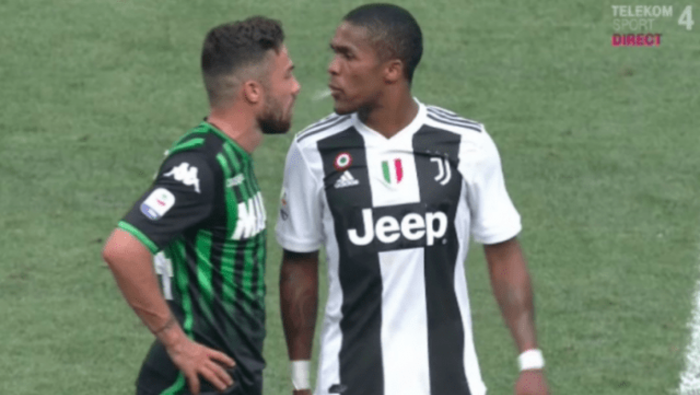 Αποβολή λόγω… φτυσίματος για Ντόουγκλας Κόστα        (vid)