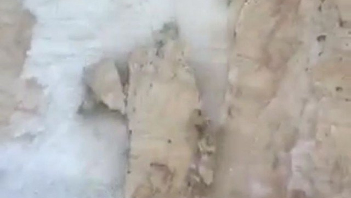 Η στιγμή που έπεσε ο βράχος στη Ζάκυνθο               (BINTEO)