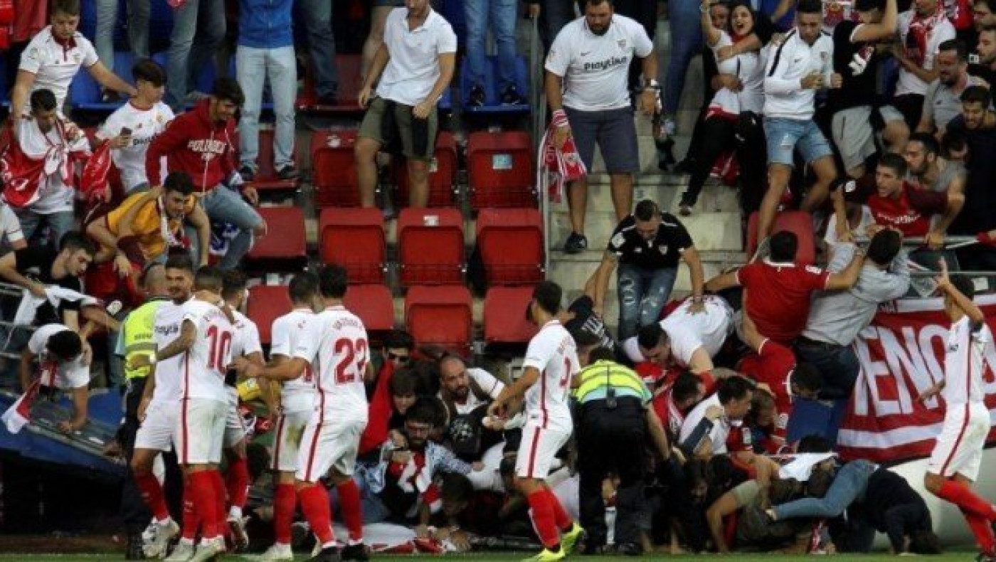 Παραλίγο τραγωδία στο «Ιπουρούα»! Τραυματισμοί από πτώση κιγκλιδώματος