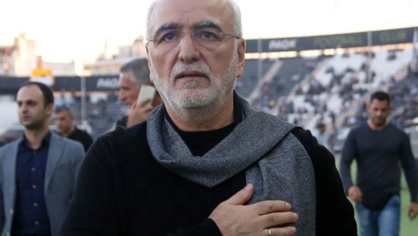 Μόνος απέναντι                          σε δυο παράγκες