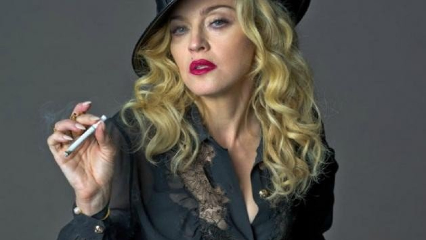 Η Madonna φωτογραφίζεται topless και χωρίς photoshop! (φωτό)