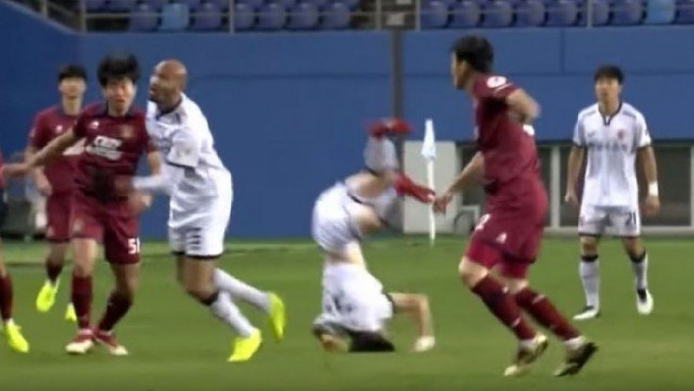 Σκληρό video: Έσπασε ο αυχένας ποδοσφαιριστή στην Κορέα (vid)