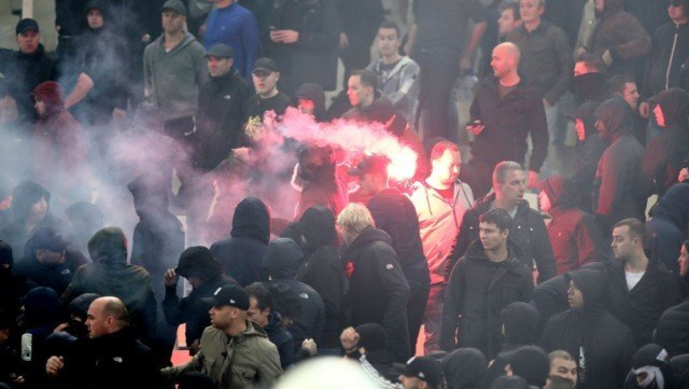 Η καφρίλα των γηπέδων απλώς               αλλάζει χρώμα… φανέλας