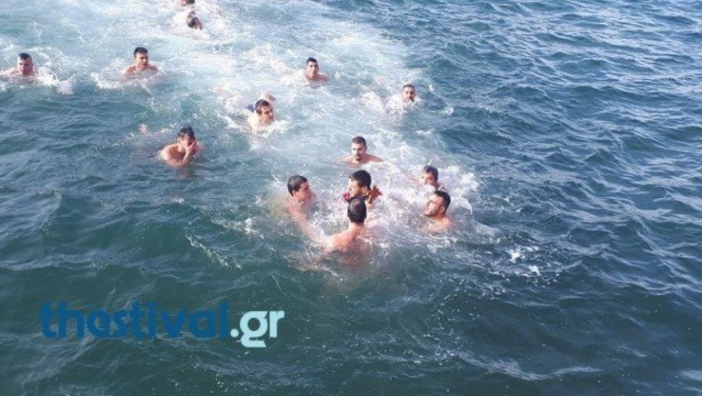 Θεσσαλονίκη: Έπιασε τον Τίμιο Σταυρό φωνάζοντας «για τη Μακεδονία»