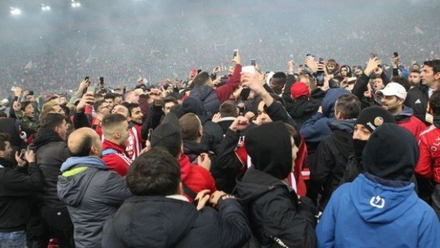 Light τιμωρία Ολυμπιακού από                                      UEFA