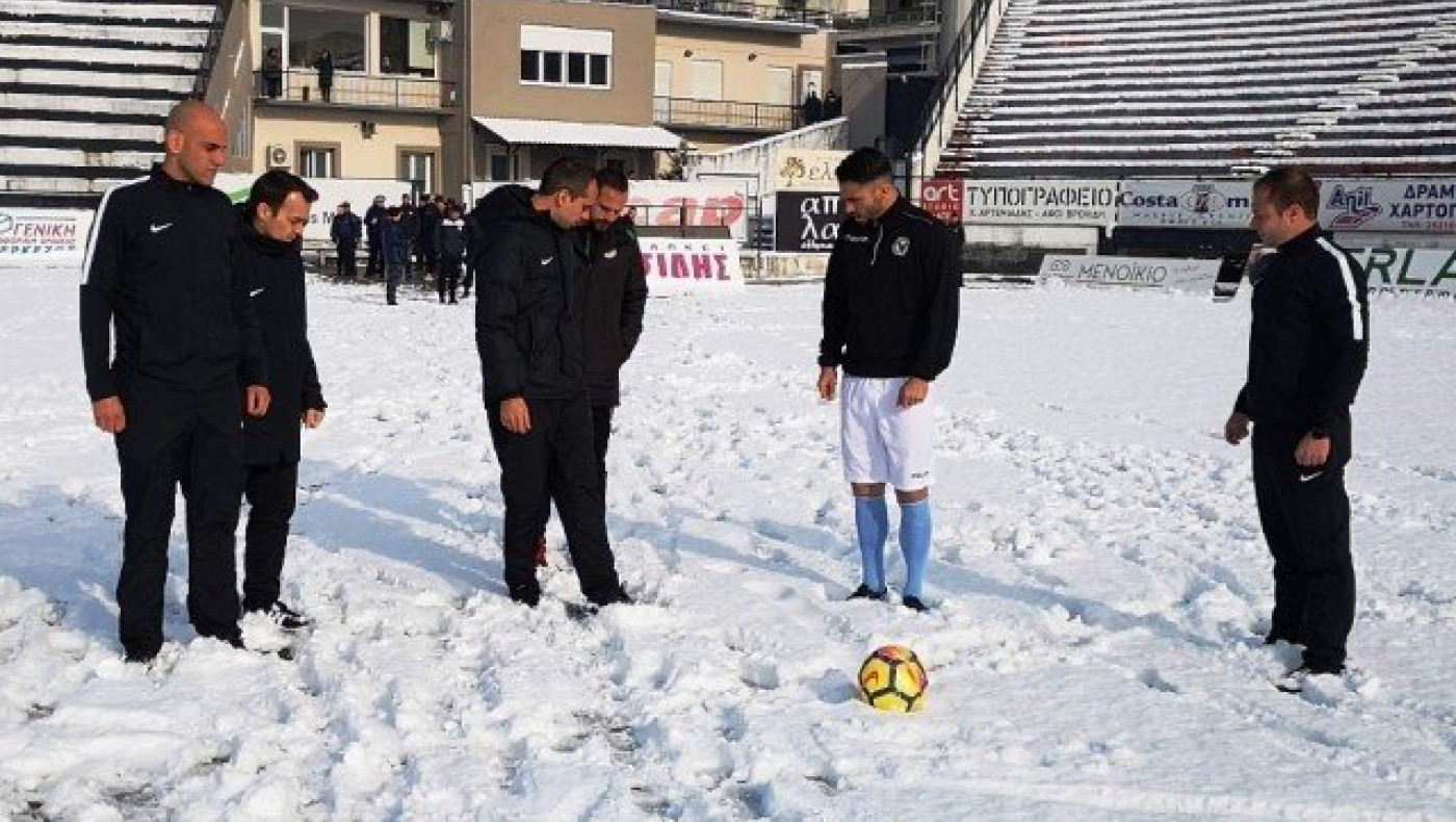 Τρέχουν για      το       γήπεδο στη      Δόξα Δράμας
