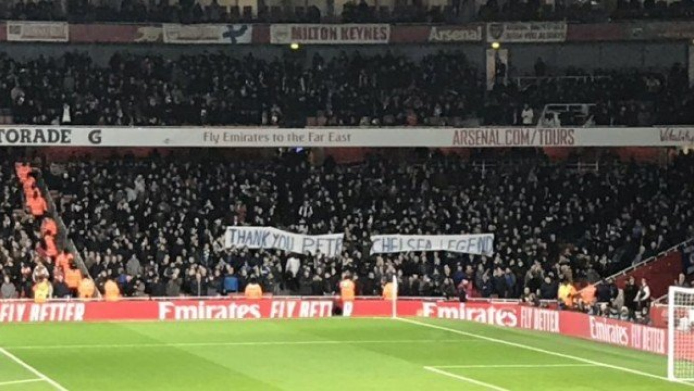 Πανό για τον Τσεχ από τους οπαδούς της Τσέλσι στο «Έμιρεϊτς»