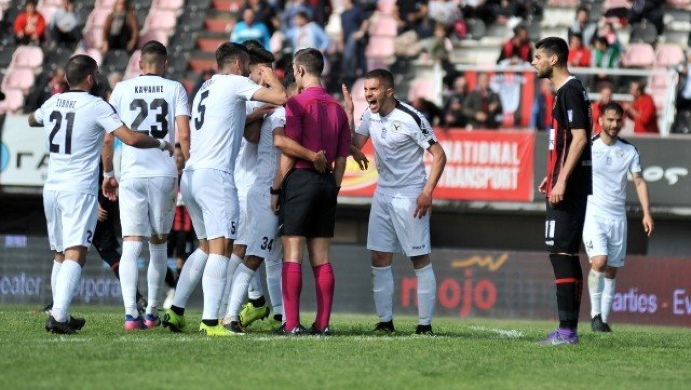 Όρθια στην Πάτρα η Δόξα, φωνάζει για τη         διαιτησία