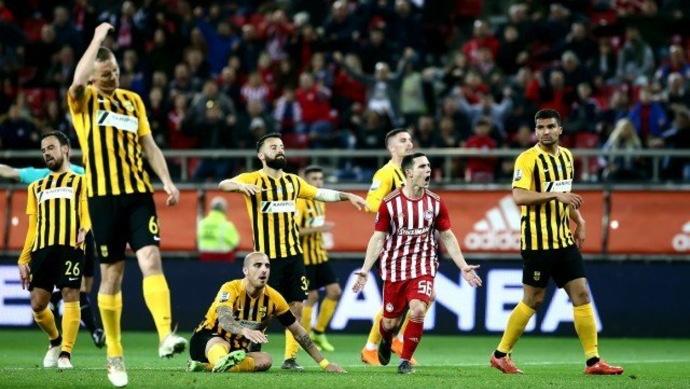 Η μπάλα παραμένει                       στο γήπεδό του