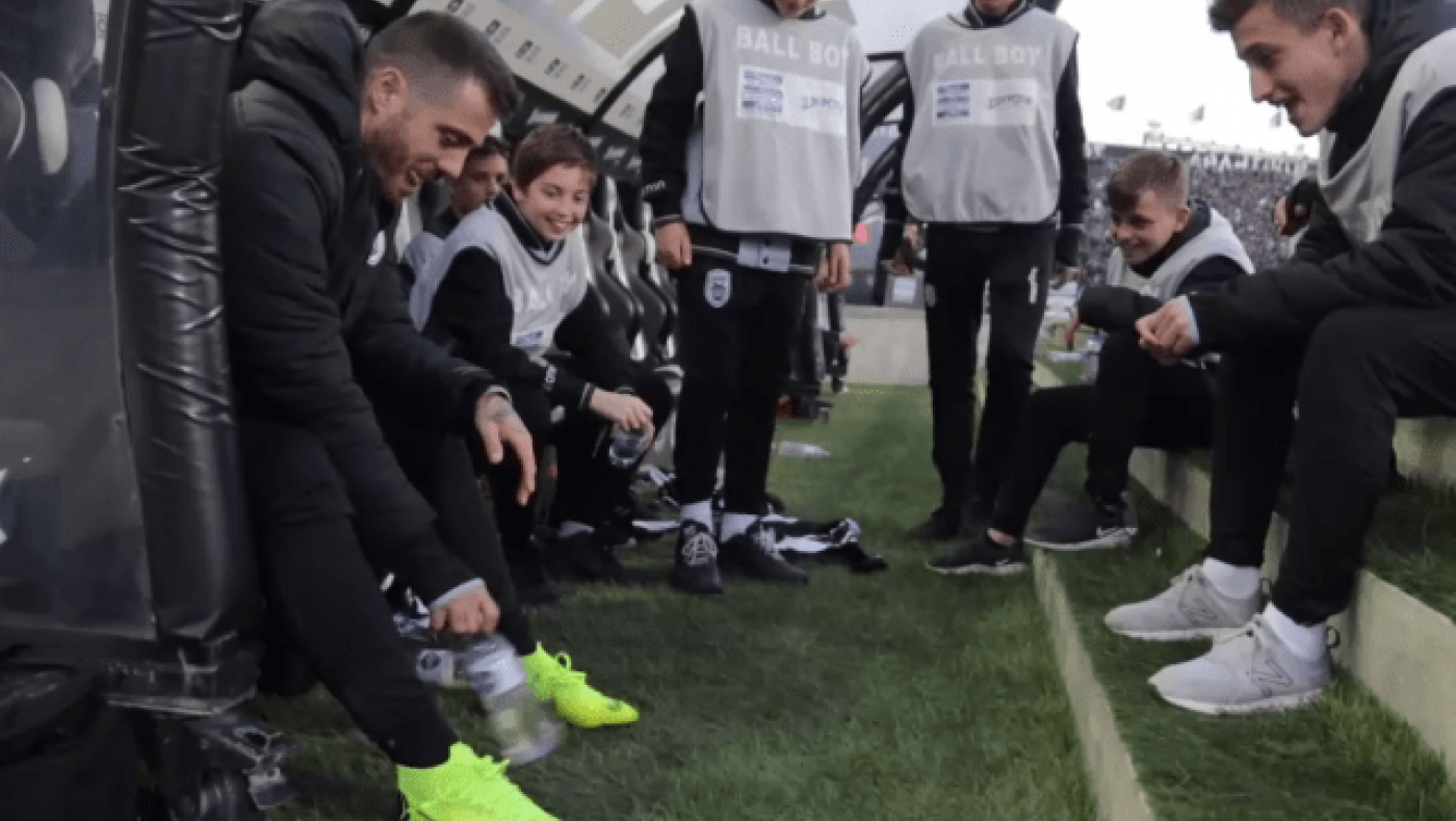 Ο Βιεϊρίνια έπαιζε bottle flip με τα           ball boys! (vid)