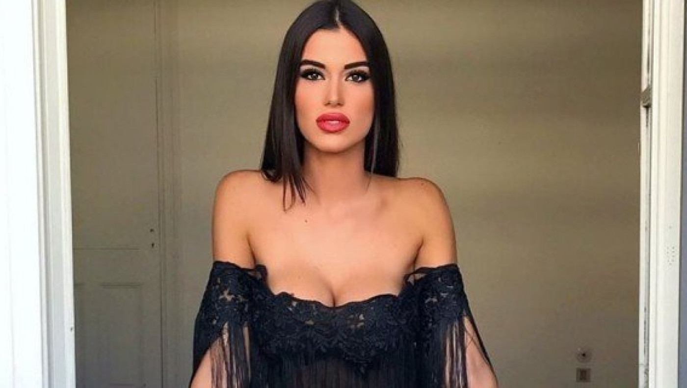 Η Ιωάννα Μπέλλα ποζάρει με σέξι           μαγιό  και... κολάζει!