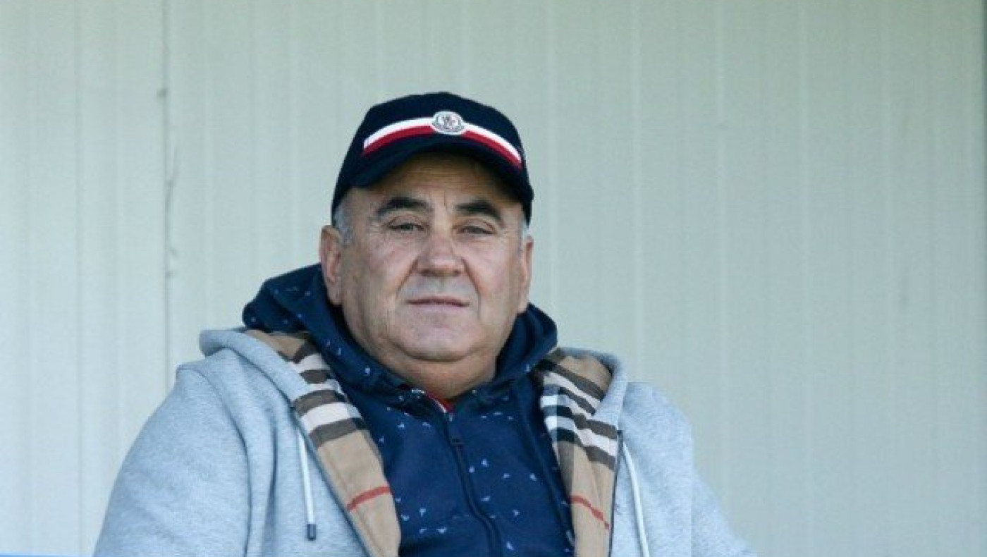 Γυρίζει, κρίνει και                        αποφασίζει