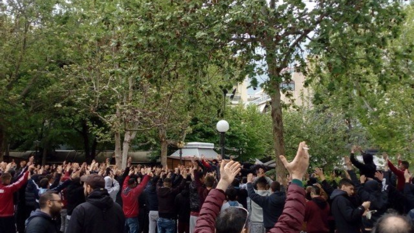 Οπαδοί της ΑΕΛ στην πλατεία Ταχυδρομείου, έτοιμοι για ΠΑΟΚ (pic)