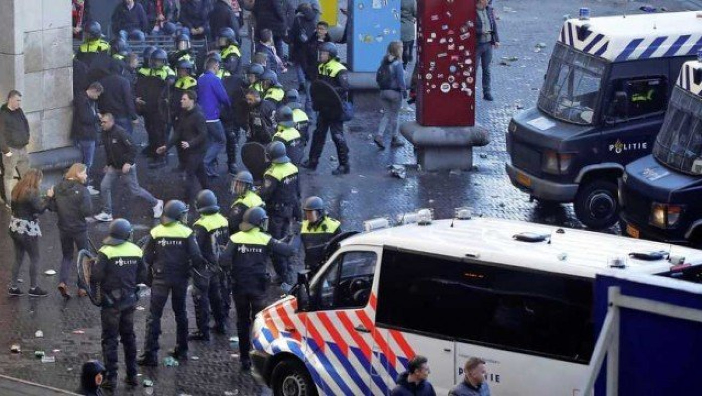 Ξύλο στους δρόμους και συλλήψεις πριν το Αγιαξ-Γιουβέντους (vid)