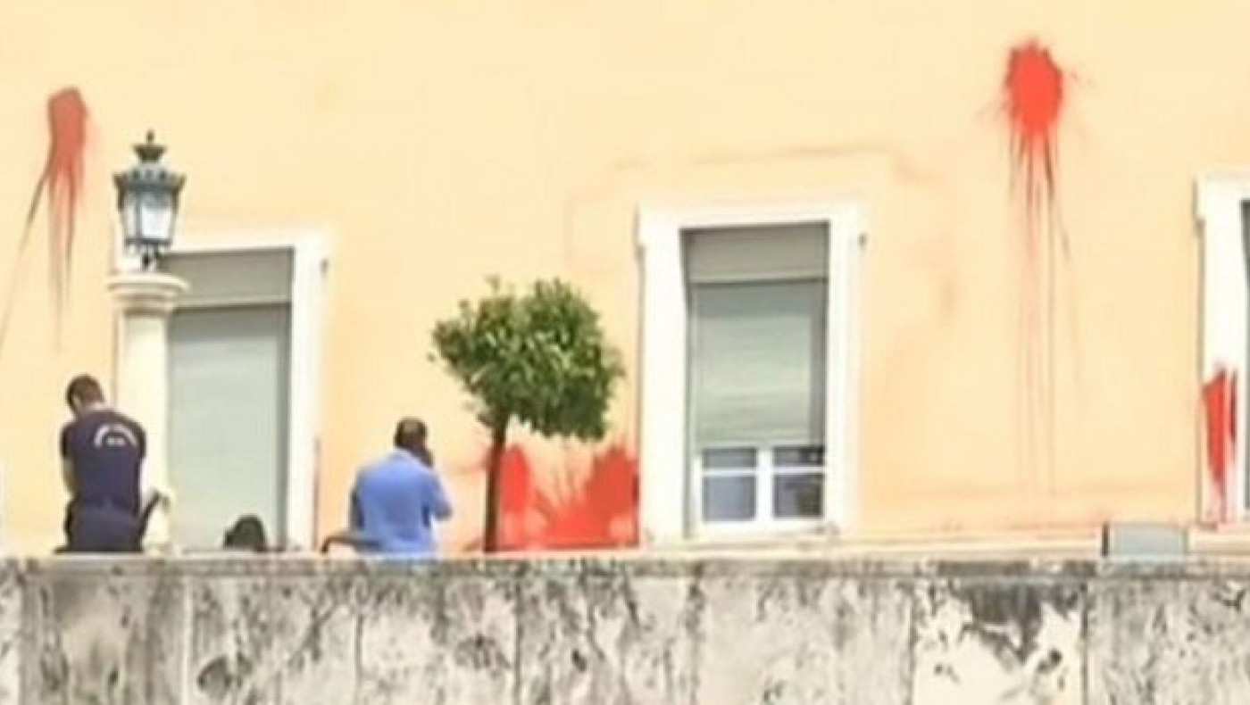 Ο Ρουβίκωνας ανέλαβε την ευθύνη για την επίθεση στη Βουλή (ΒΙΝΤΕΟ)