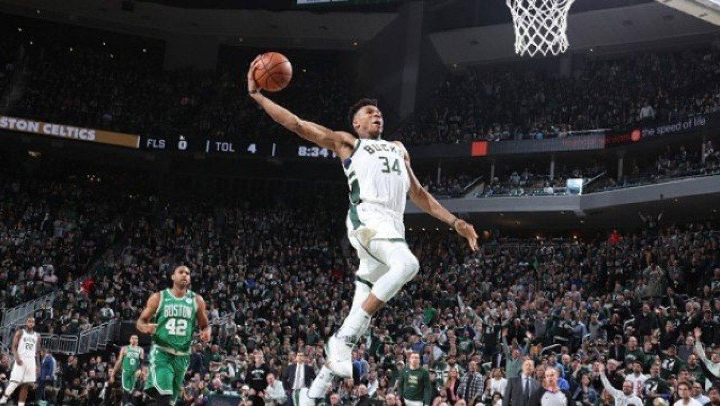 Υποδοχή MVP στον Αντετοκούνμπο από τους φίλους των Μπακς (vid)