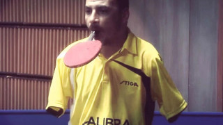 Συγκλονίζει ο αθλητής χωρίς χέρια (video)