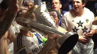 Το σήκωσαν και μετέτρεψαν τα αποδυτήρια σε πισίνα με... μπύρες! (vines)