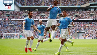 Σαρώνει τα πάντα στο Νησί η                       Σίτι!