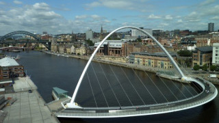 Απίστευτο: Οδηγός χτύπησε δύο πεζούς στην Αγγλία! (vid)