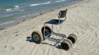 Λάρισα: Αστυνομικός κατασκεύασε αμαξίδιο  παραλίας για ΑμεΑ