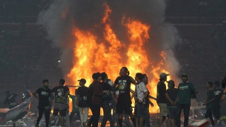 «Ντου» οπαδών στον αγωνιστικό χώρο - Εκαψαν το γήπεδο (pics-video)!