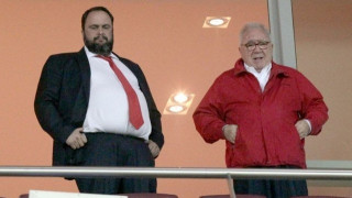 Ερυθρόλευκο ξεγύμνωμα           με... καυτές ειδήσεις