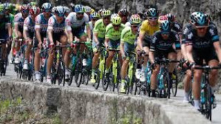 Η στιγμή που ο «πιτσιρικάς» προσπερνάει επαγγελματίες ποδηλάτες (vid)